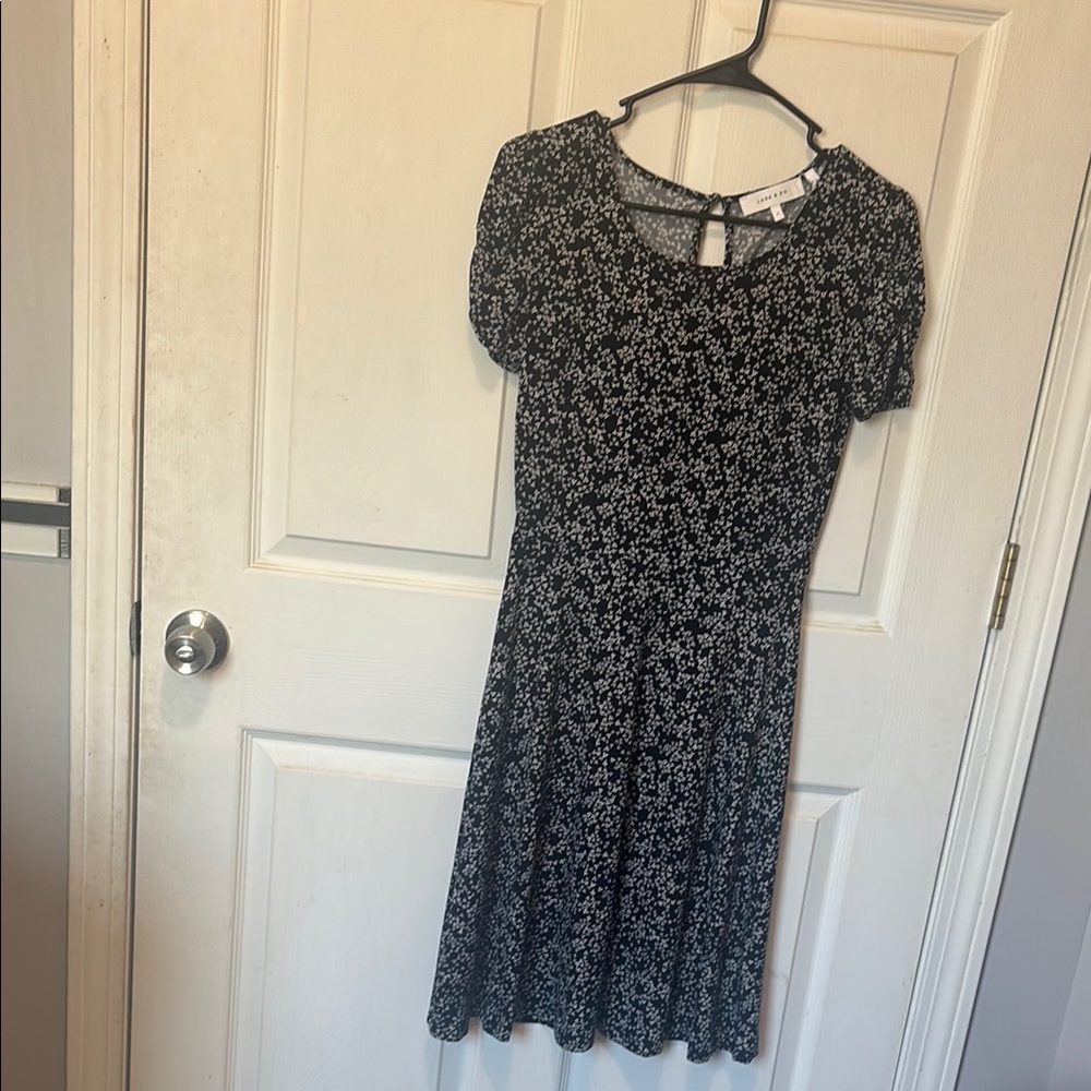 Casual and elegant dress dark blue with small white flowers. Buttons in back